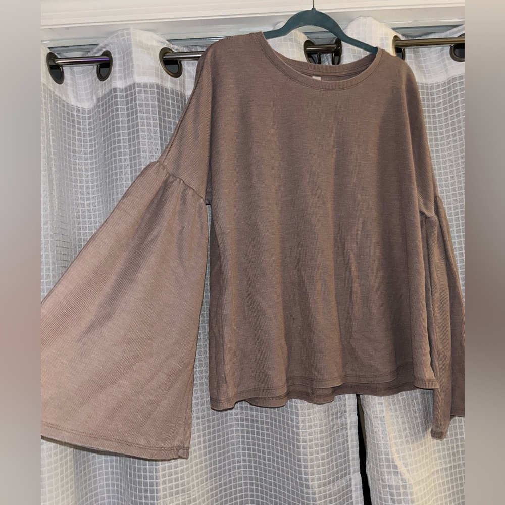 Flowy sleeve shirt